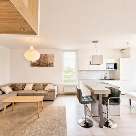 Modern 2bd With Balcony, Fast Wi-fi & Garage Apartmán