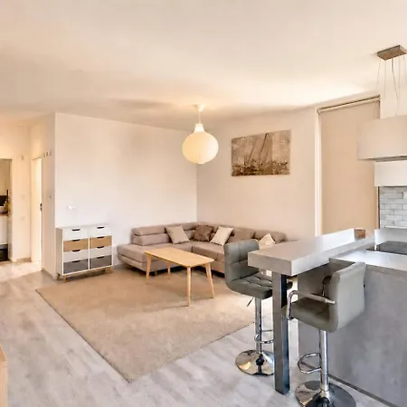 Apartmán Modern 2bd With Balcony, Fast Wi-fi & Garage *