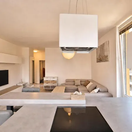 Modern 2bd With Balcony, Fast Wi-fi & Garage Lägenhet