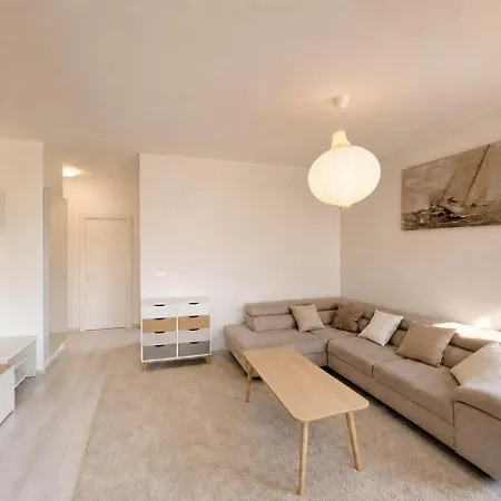 Modern 2bd With Balcony, Fast Wi-fi & Garage Lägenhet *
