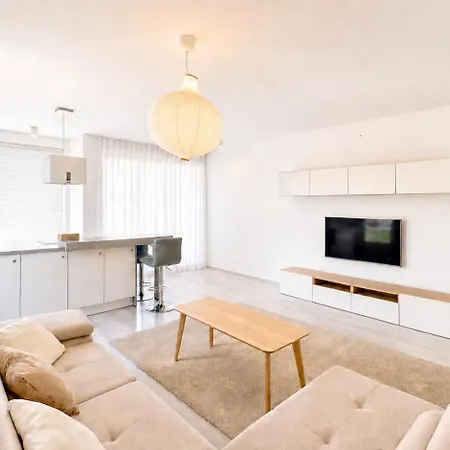 Modern 2bd With Balcony, Fast Wi-fi & Garage
