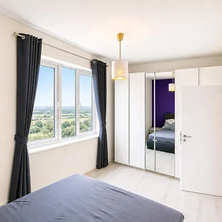 Modern 2bd With Balcony, Fast Wi-fi & Garage *