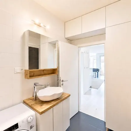Modern 2bd With Balcony, Fast Wi-fi & Garage * Bratislava