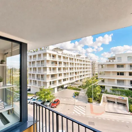 Lägenhet Modern 2bd With Balcony, Fast Wi-fi & Garage