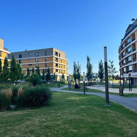 Modern 2bd With Balcony, Fast Wi-fi & Garage Lägenhet *